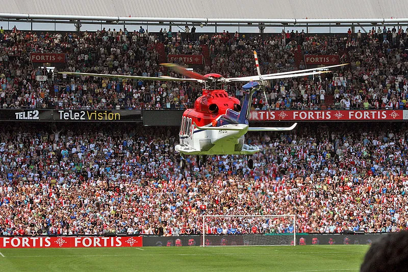 800px feyenoord helicopter 05 knurftendans wikimedia public domain