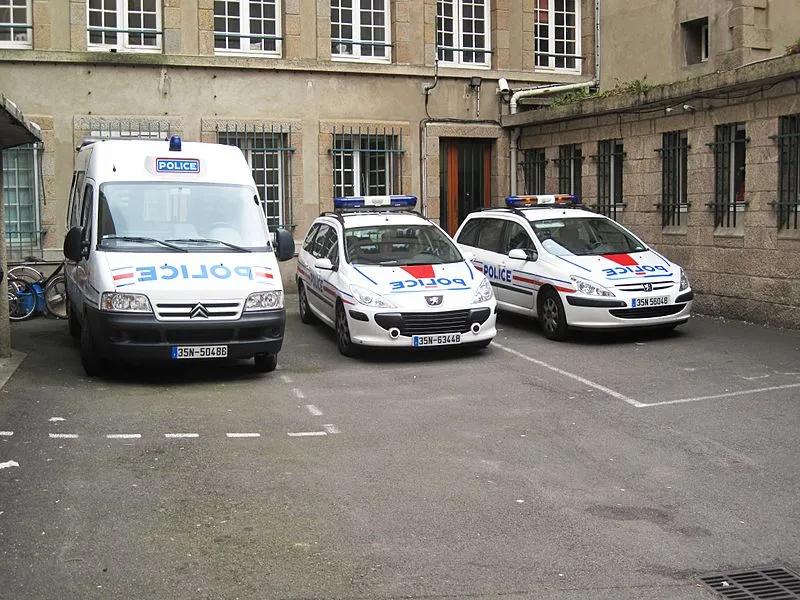 800px french police cars 01 dickelbers cc by sa 30