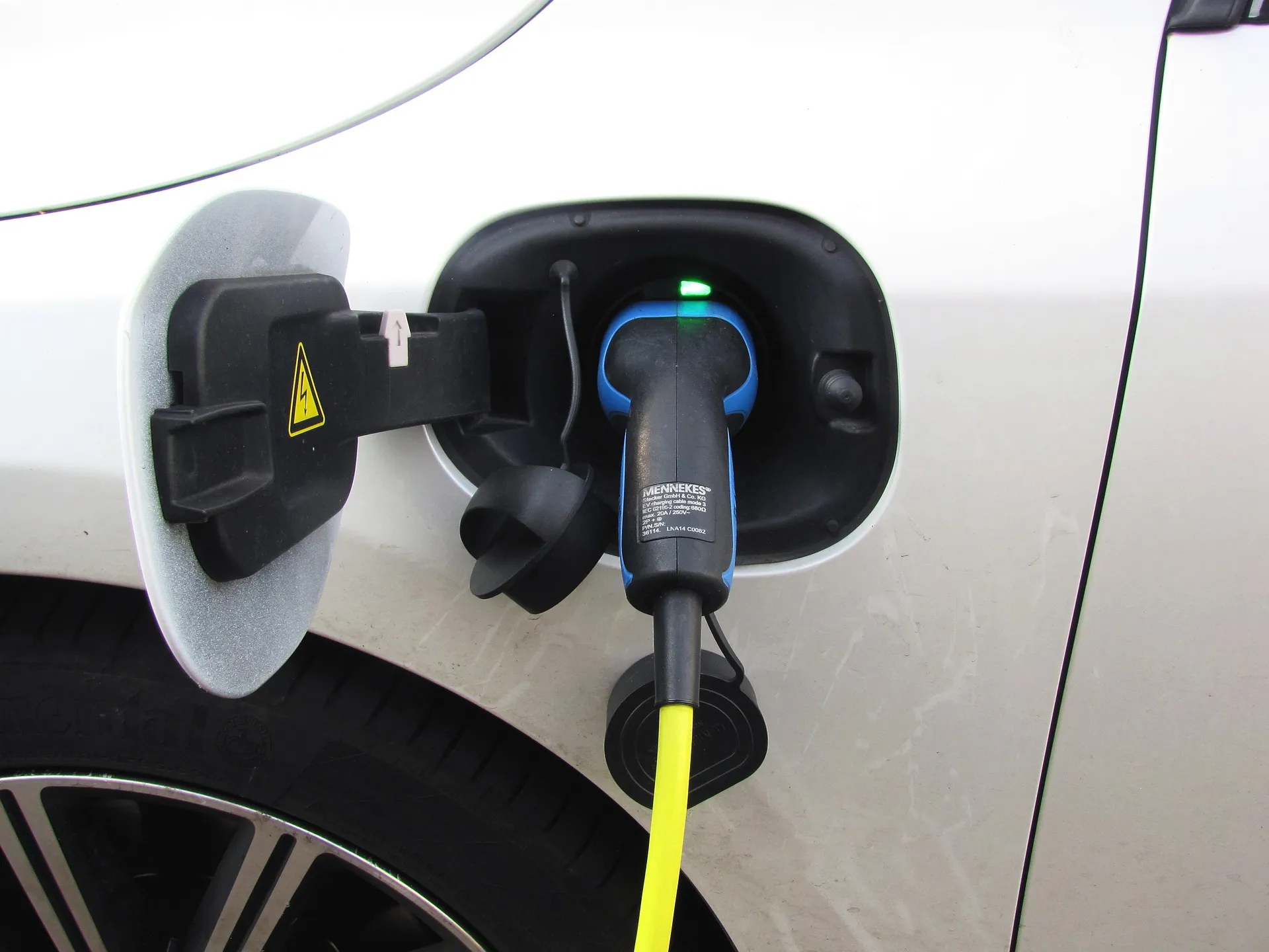auto opladen menno de jong pixabay