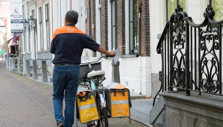 bezorgers postnl in avond op pad wegens hitte 715x408
