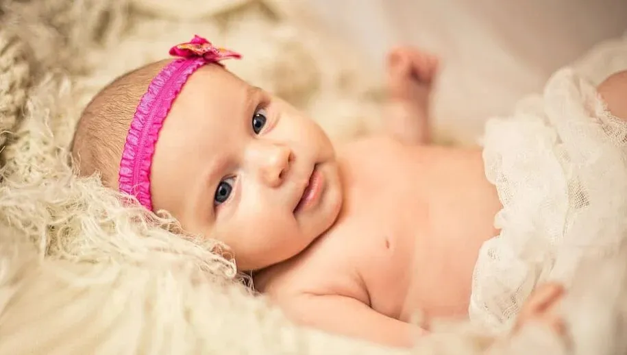 child newborn baby bighead 915x518 1