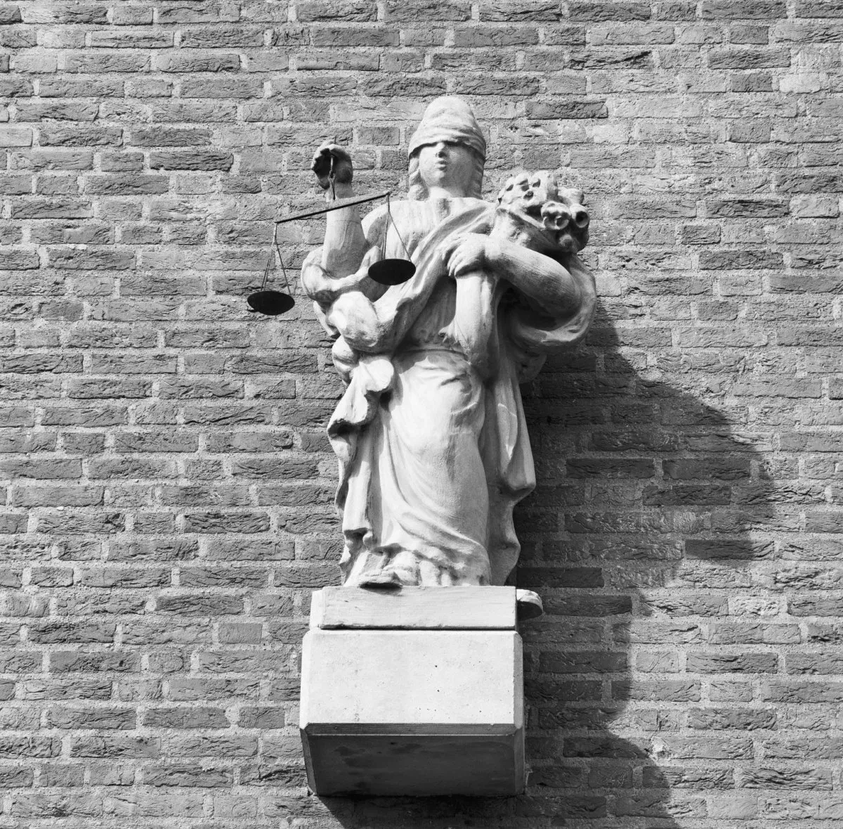 exterieur zijkant gemeentehuis gevelversiering gevelbeeld vrouwe justitia raamsdonksveer 20320196 rce