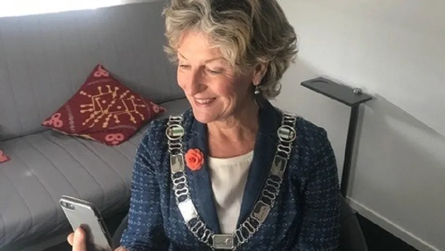 foto 3 burgemeester corry van rhee oud ammerveld druten bellen gedecoreerden e1587730817813