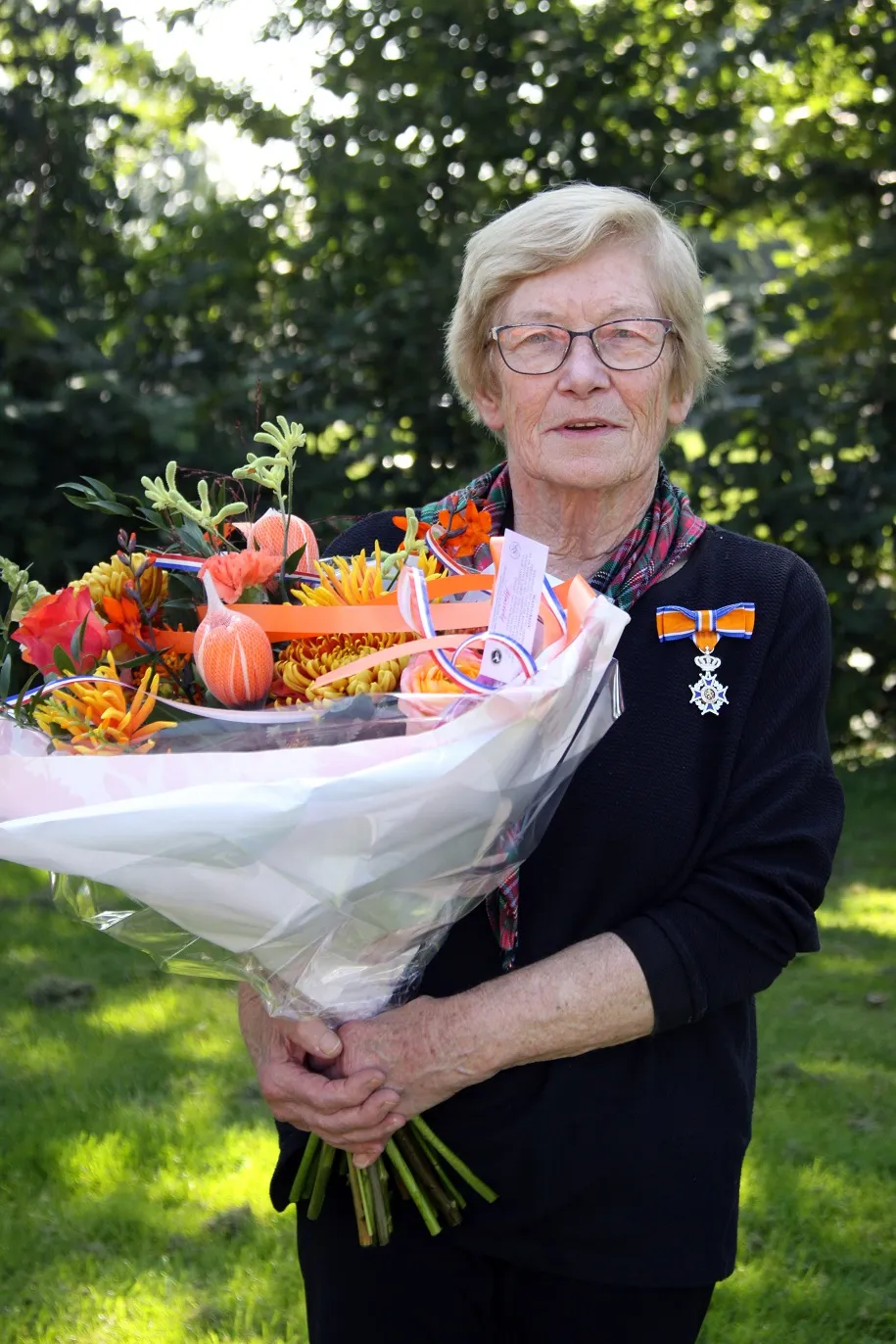 foto wilma deckers megens met bloemen foto stan van den hurk