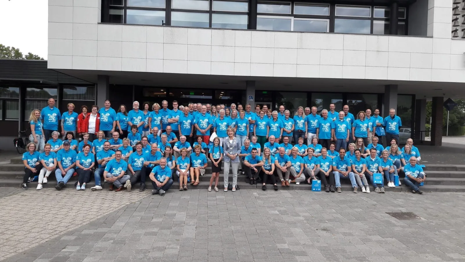 groepsfoto in blauwe shirts