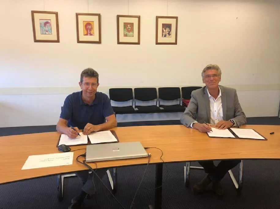 harrie huisman links en willy brink rechts ondertekenen overeenkomst
