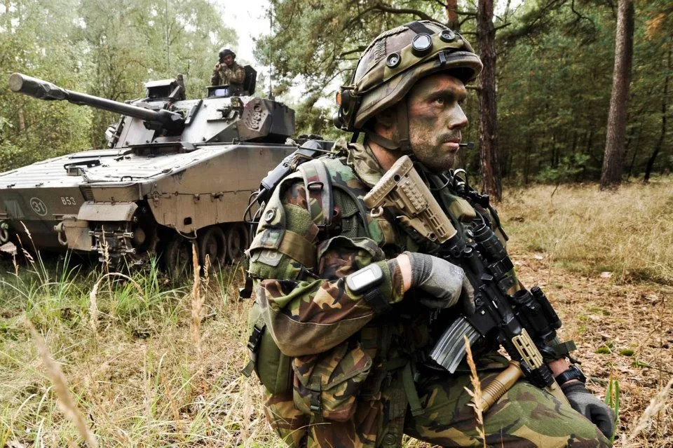 infanteristen met op de achtergrond het infanteriegevechtsvoertuig cv90