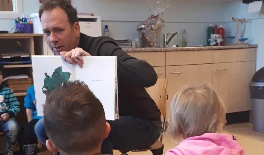 jochem van gelder leest voor op ikc de kubus druten