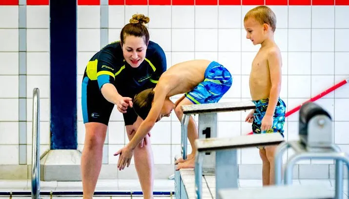 kind met diploma kan zwemmen verleren 715x408