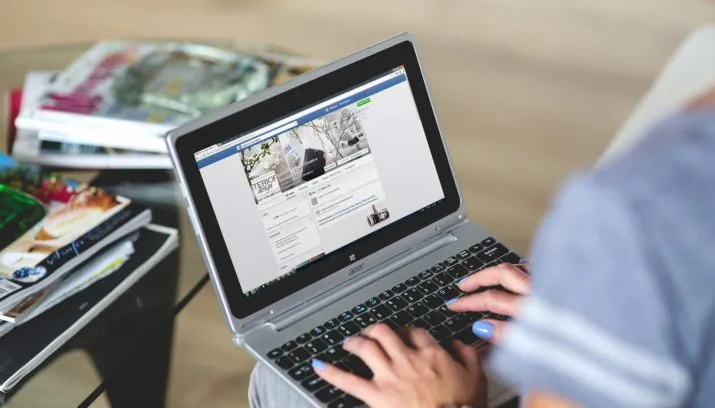 notebook internetten laptop pc vrouw hq pixabay 715x408