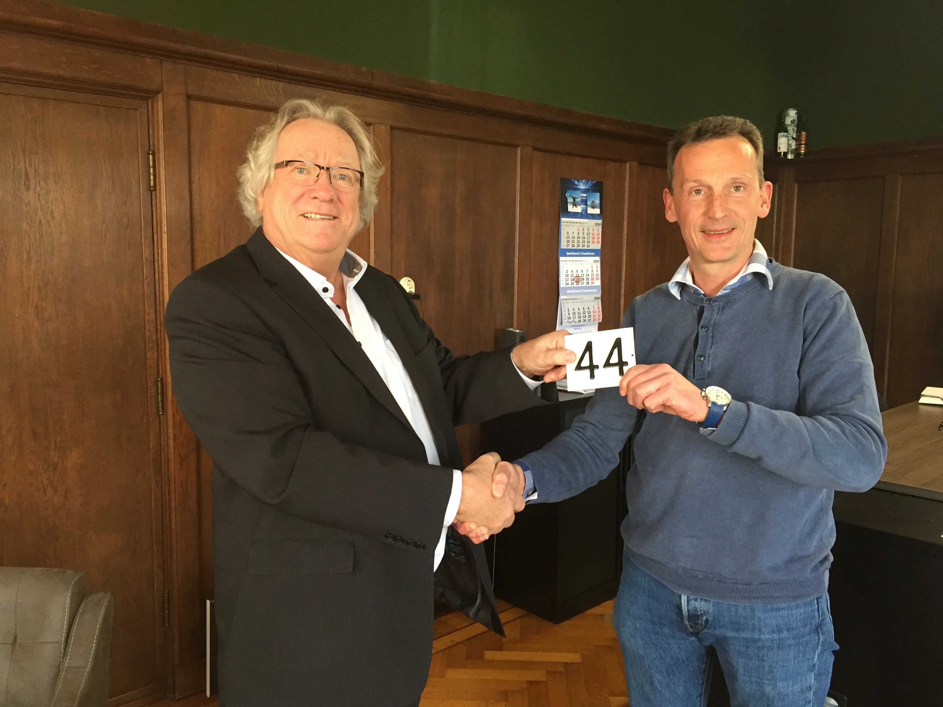 overhandiging huisnummer aan breedveld directeur