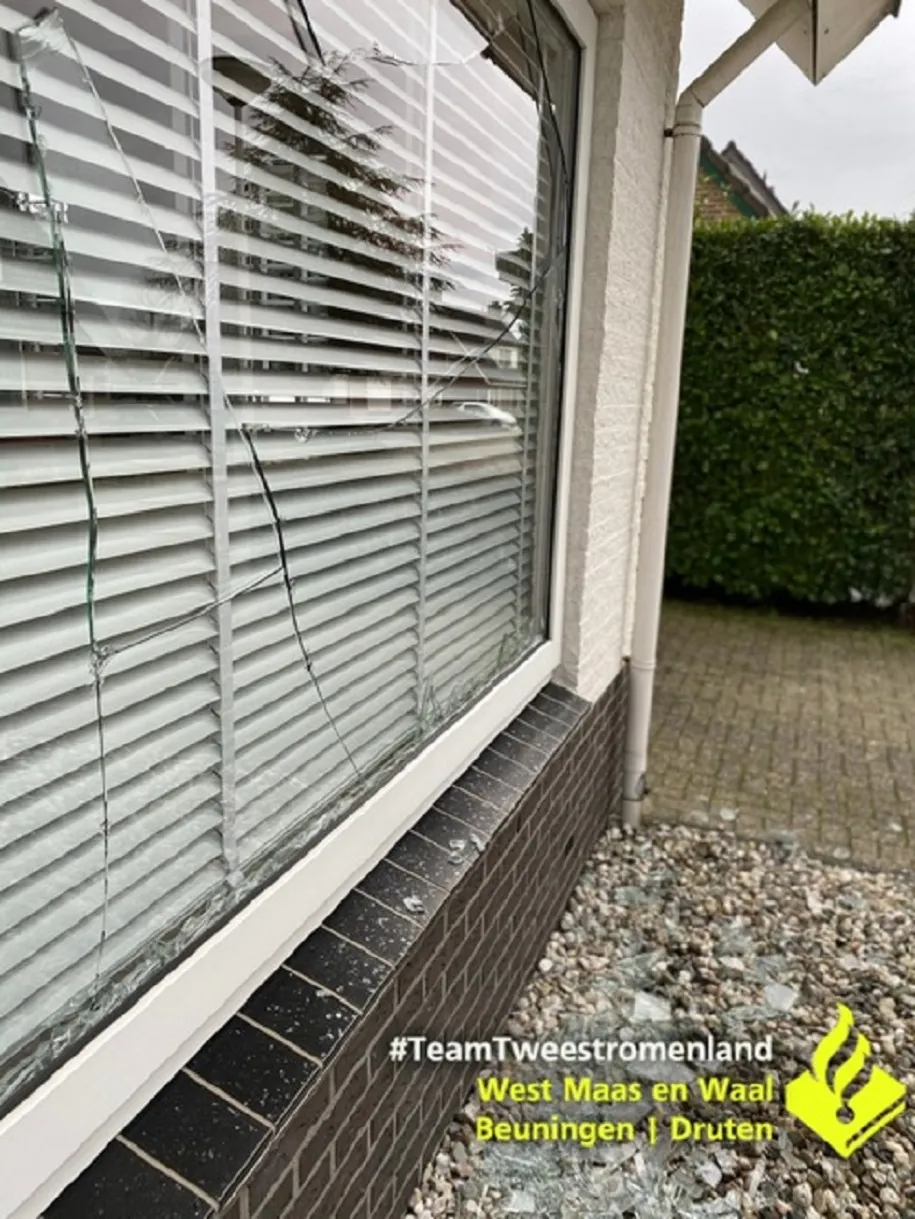 politie zoekt getuigen van vernieling van raam woning druten