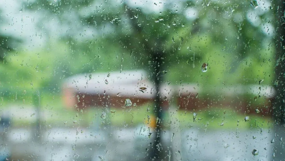 regen op raam andrey and lesya pixabay 915x518 1