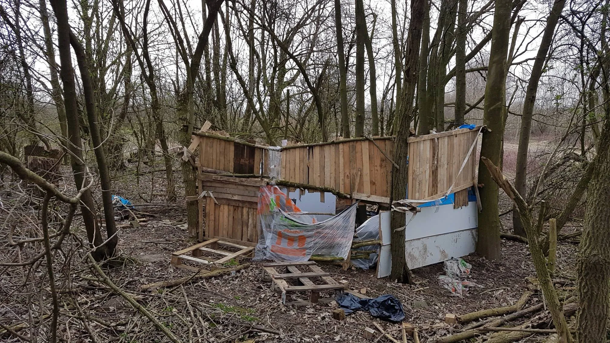 rijkswaterstaat verwijdert hut in uiterwaarden