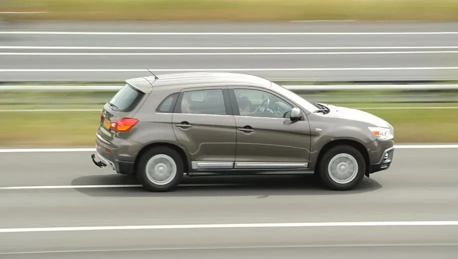 speeding car car traffic transportation 915x518 1