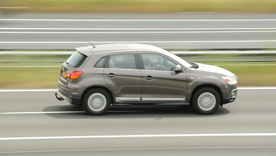 speeding car car traffic transportation 915x518 1