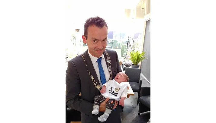 van riswijk met baby sam1