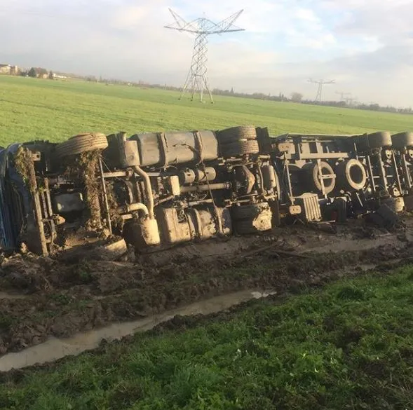 vrachtwagen en auto belanden in puiflijk in de sloot