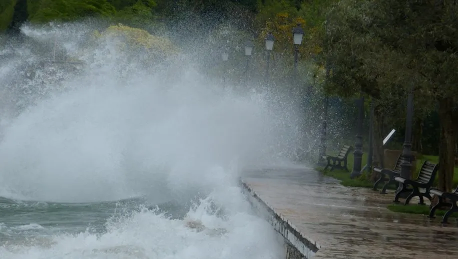 water web wave wet inject cold slippery spray 902177jpgd 915x518