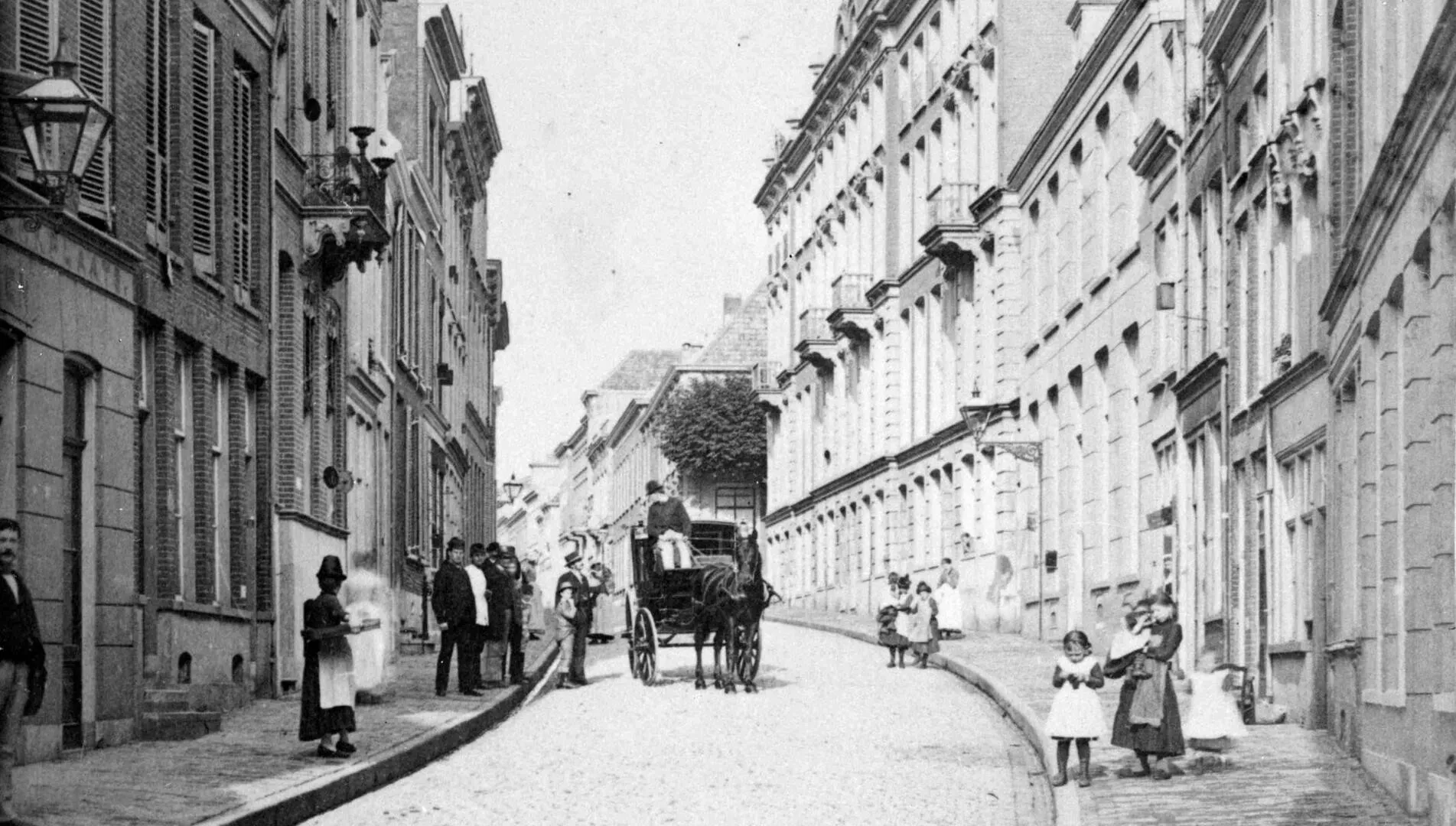 foto een eerste ziekenhuis van nijmegen aan de pauwelstraat pand met de dakkapellen rechts bron regionaal archief nijmegen