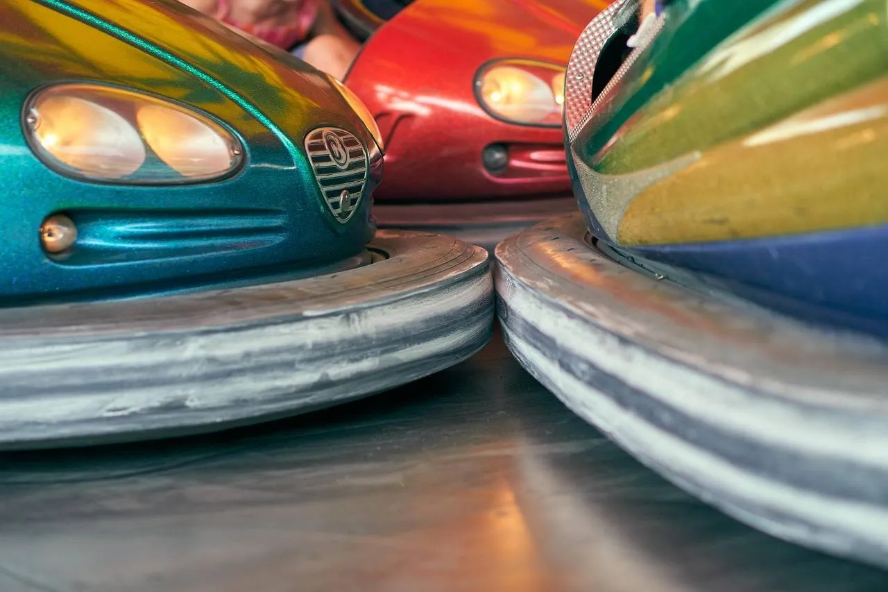 bumper cars 4390958 1280