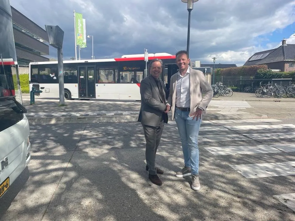 Contract ondertekening wethouder Ronald Thoonen met den Ouden Inrfa