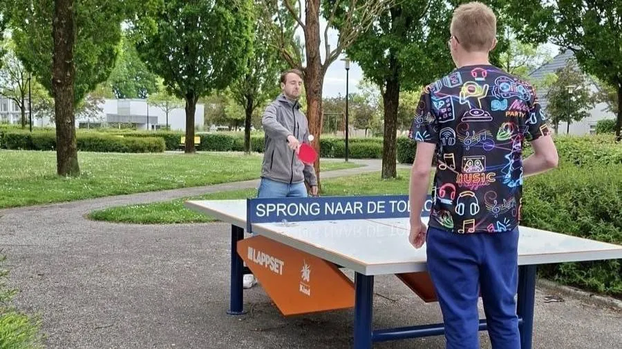 Foto Tafeltennistafel Stichting van het Kind op woonzorgpark De Boldershof dd 11-5-26 - kopie
