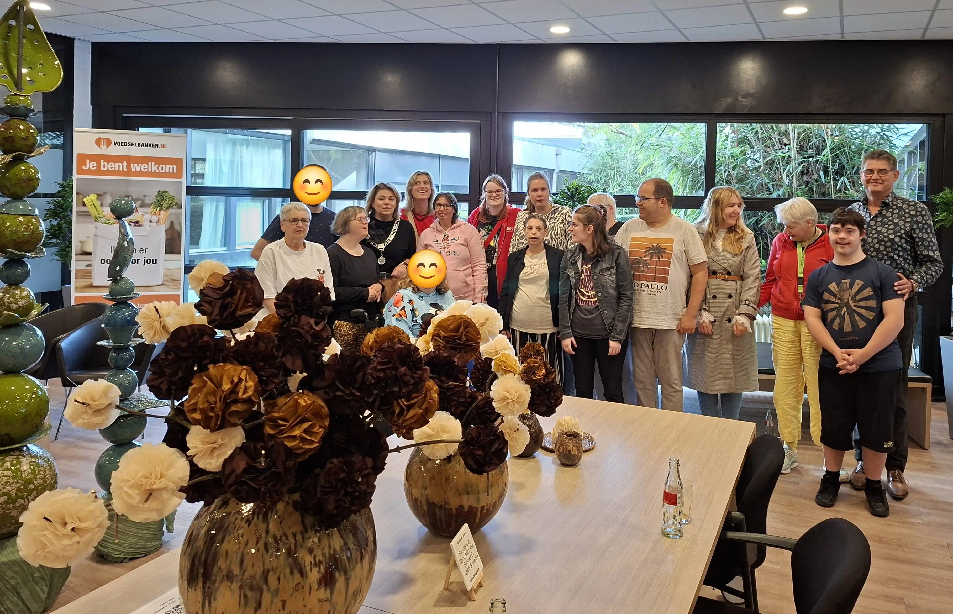 Groepsfoto opening expositie met de burgemeester en onze directeur - kopie