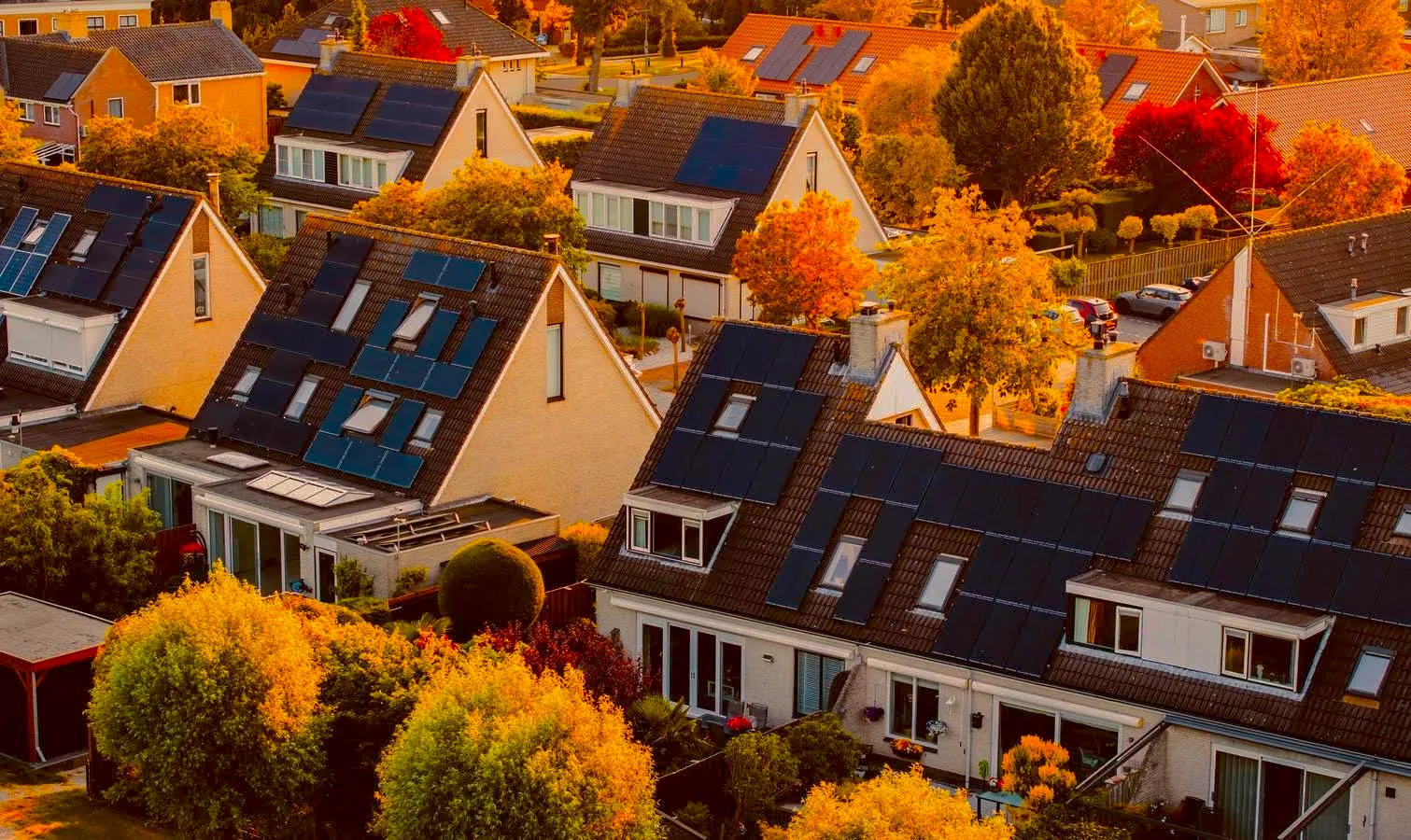 foto zonnepanelen op woningen