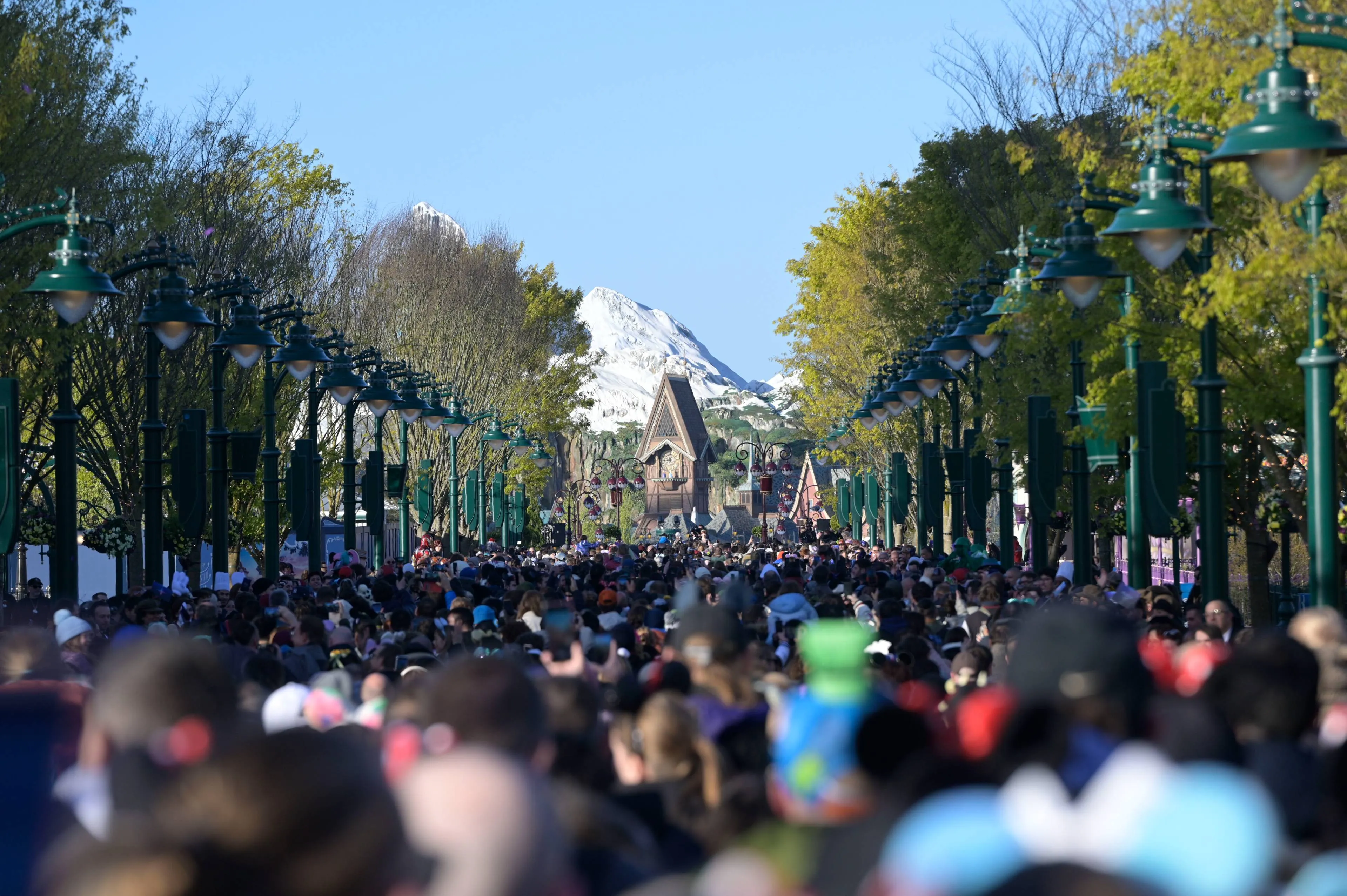 DisneylandParis_DisneyAdventureWorld_Opening Ceremony_Guest entering_4