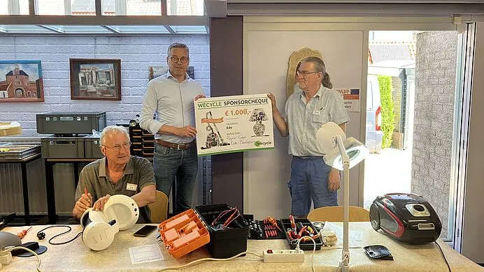 csm pb066 uitreiking wecycle cheque aan repair cafe ede bennekom 060d1243c0