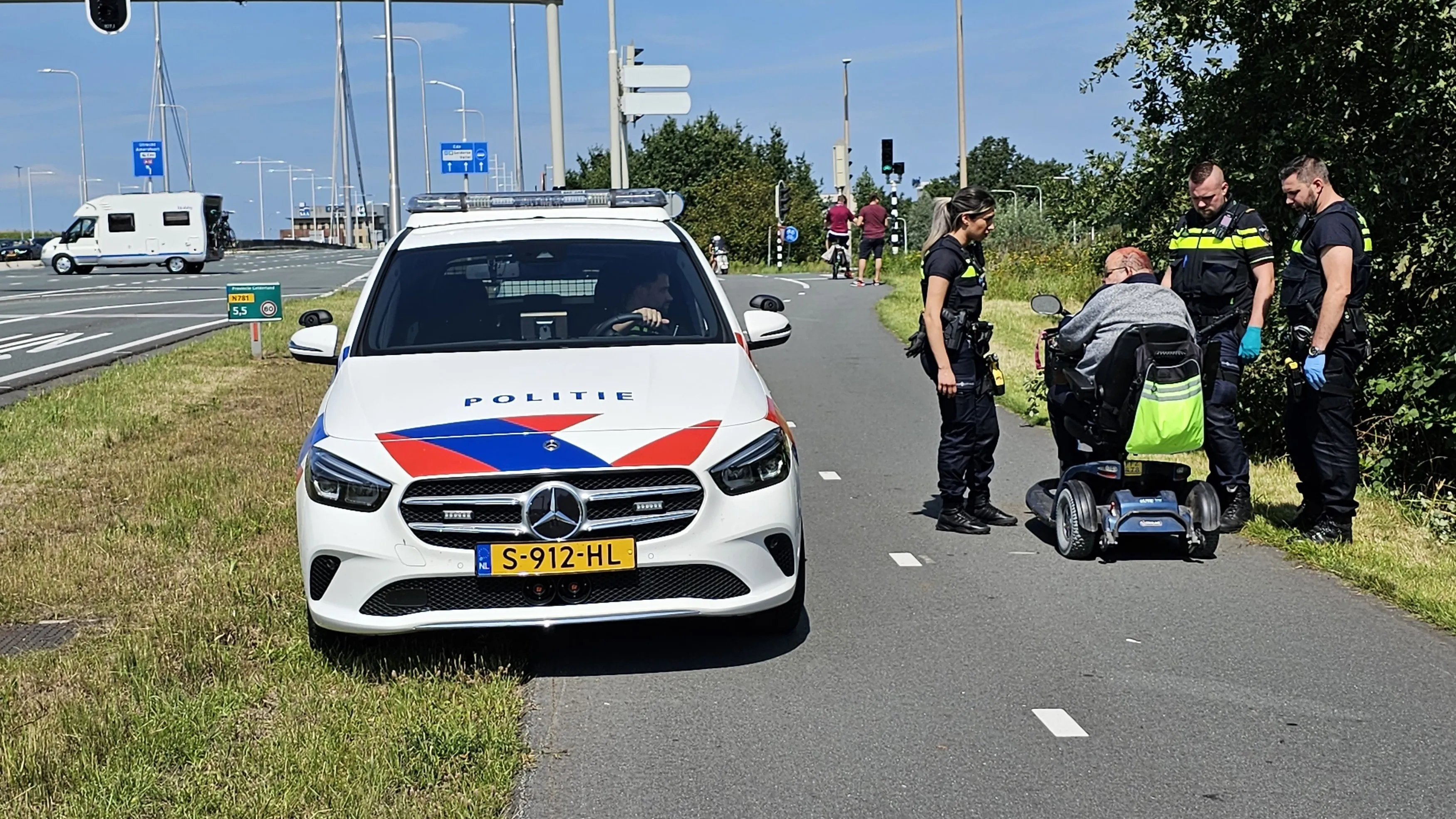 politie man met scootmobiel