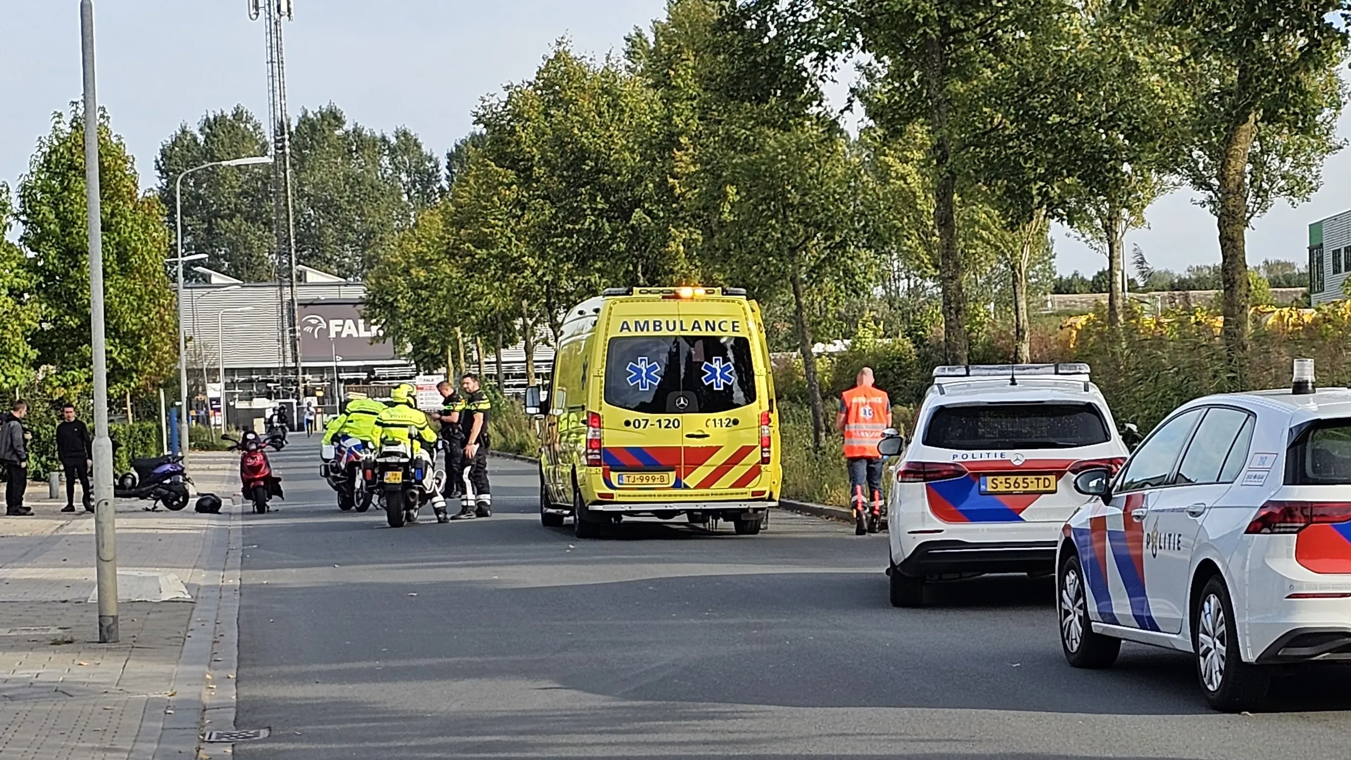 scooterrijder maakt val