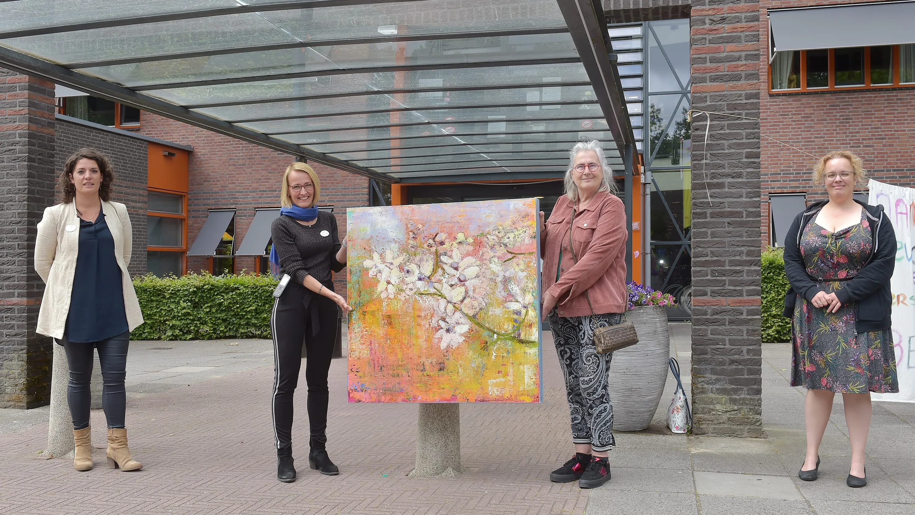 08 schenking schilderij dianne rebergen aan vilente pieter pauw 1