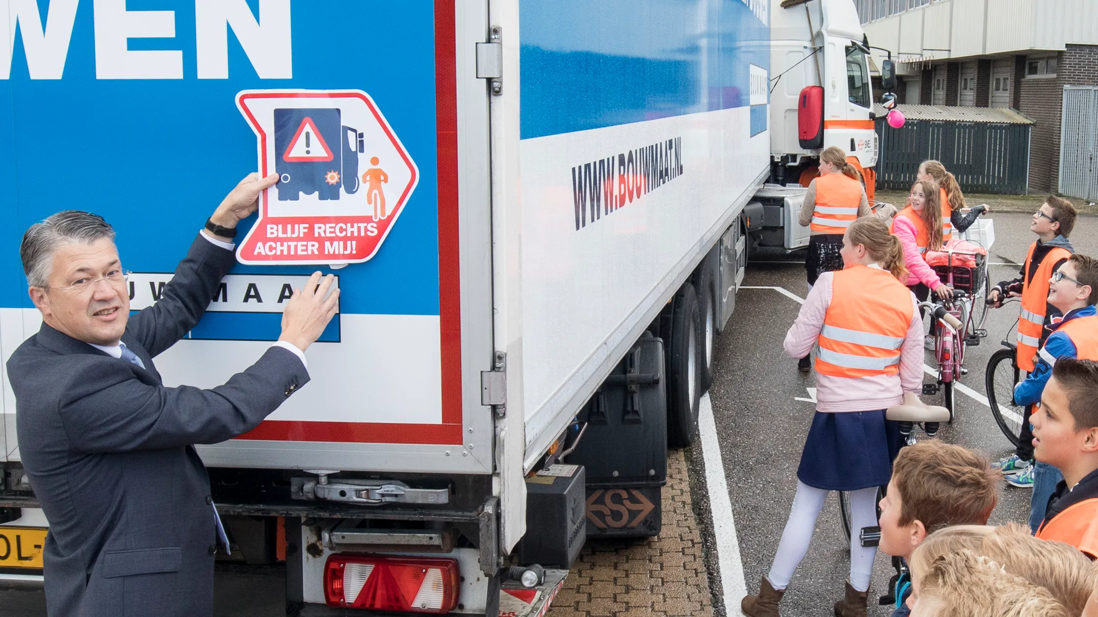 afbeelding wethouder opent vrachtwagenspiegel afstelplaatsede