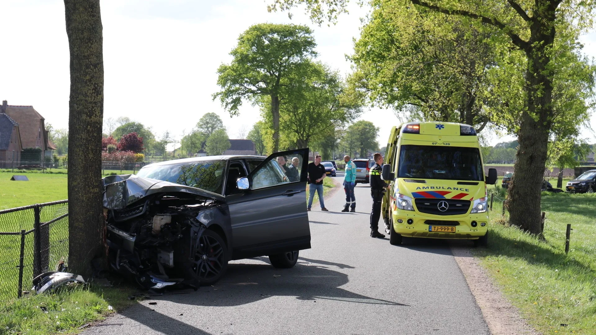 auto botst op boom in lunteren