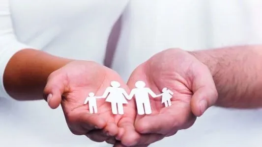 beeld handen gezin stiefgoed 700x300