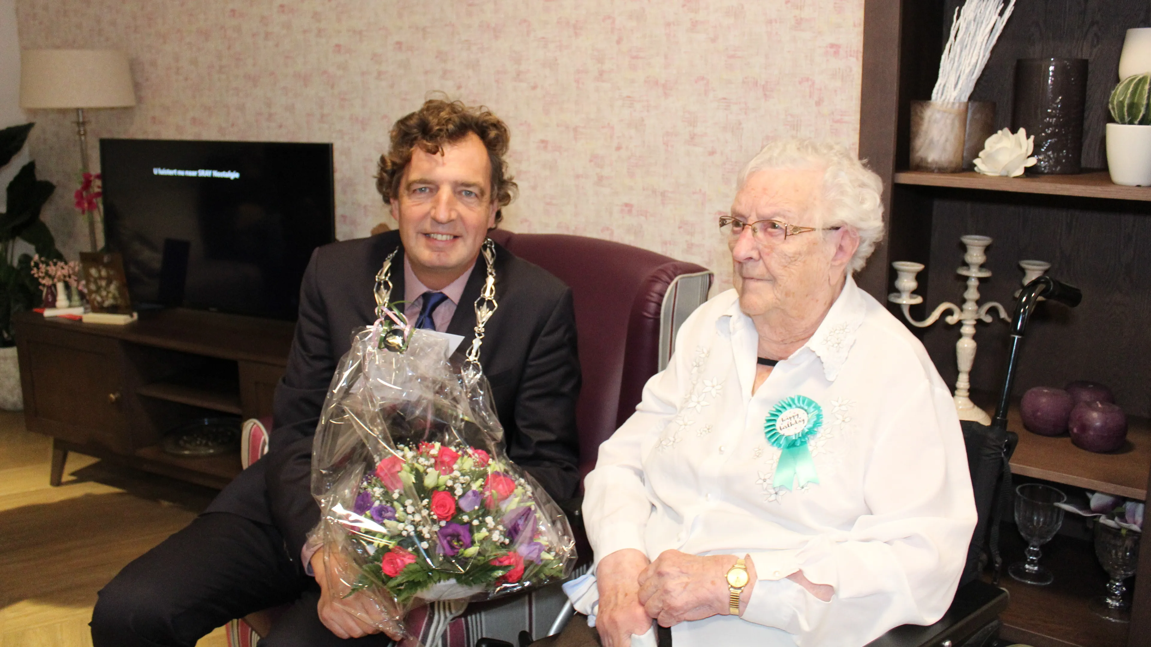 burgemeester verhulst bezoekt de 100 jarige mevrouw mvan rij oosthoek