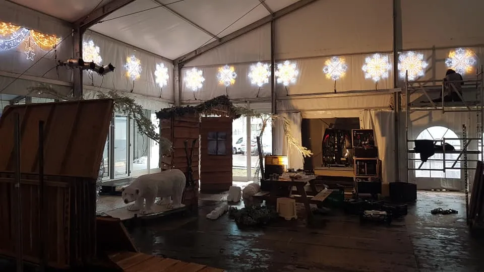 druk bezig met het opbouwen van de ijsbaan friends on ice ede