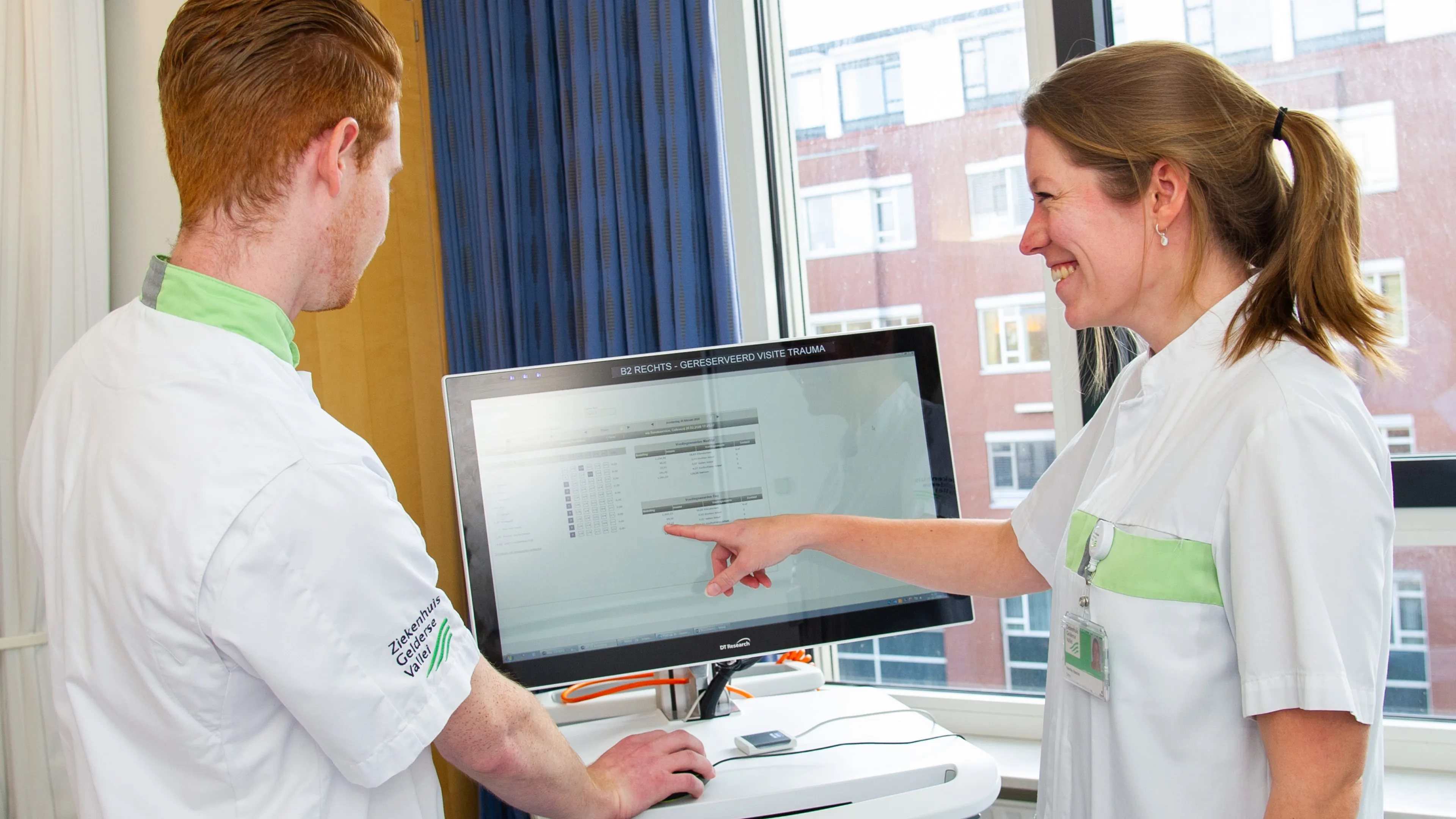 een ditist en verpleegkundige van ziekenhuis gelderse vallei bespreken de voedingsinname van een patint aan de hand van de digitale voedingslijst