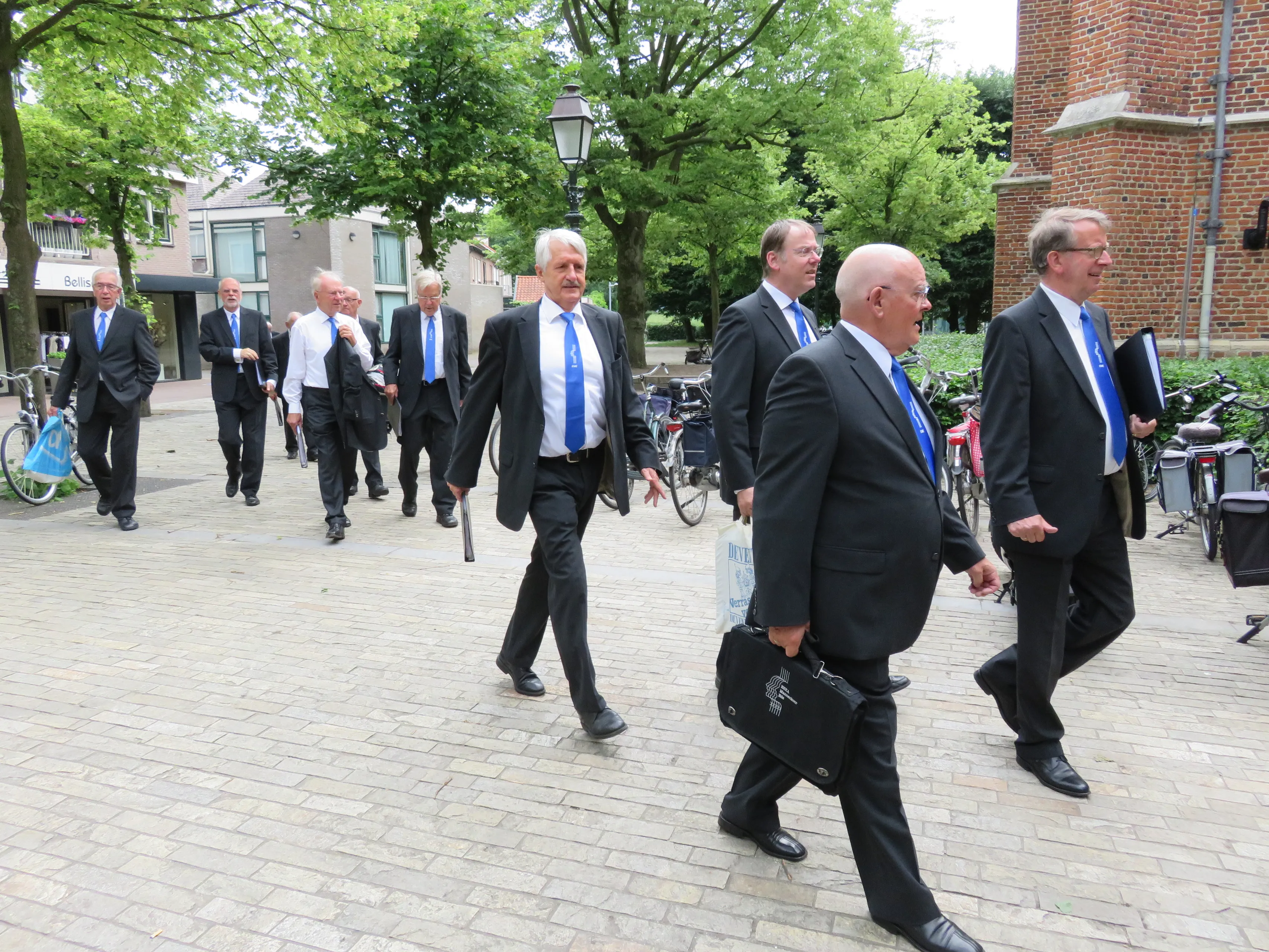 enka mannenkoor op pad