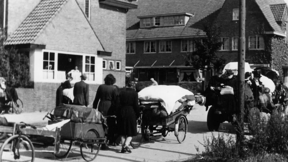 evacuerende burgers op de beethovenlaan in arnhem sept okt 1944 foto pj de booys gelders archief