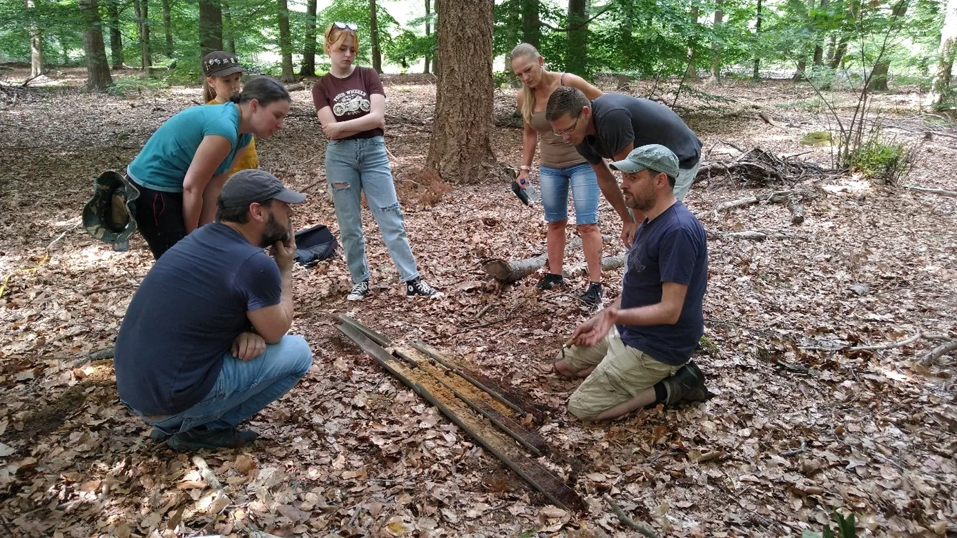 foto 2 vrijwilligers aan de slag voor erfgoed gezocht 1