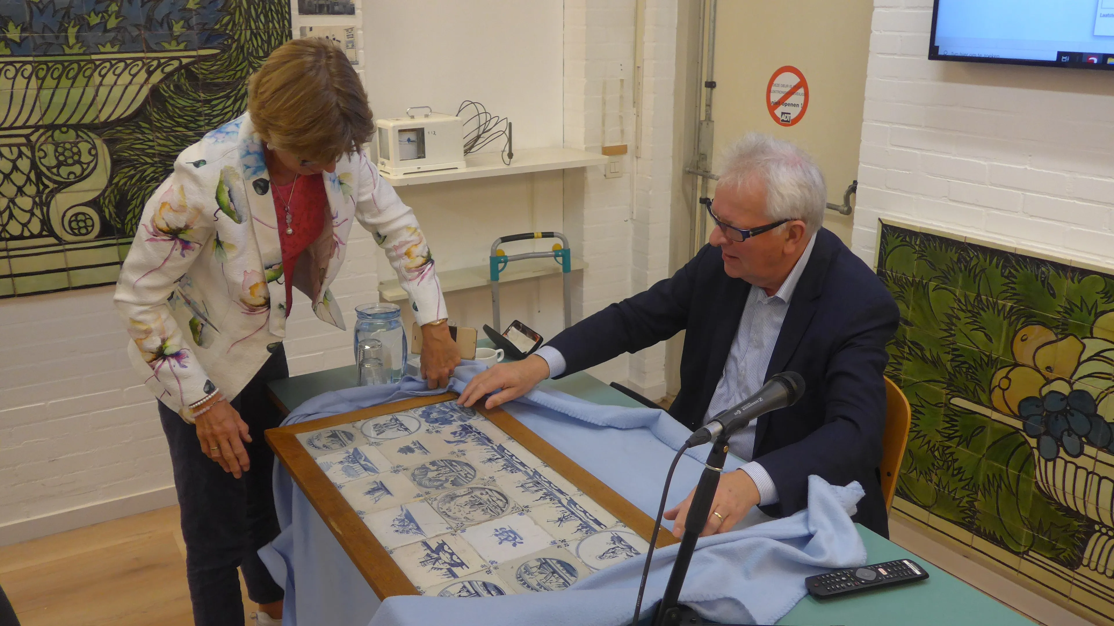 ger de ree bekijkt een tegeltableau tijdens een taxatiedag