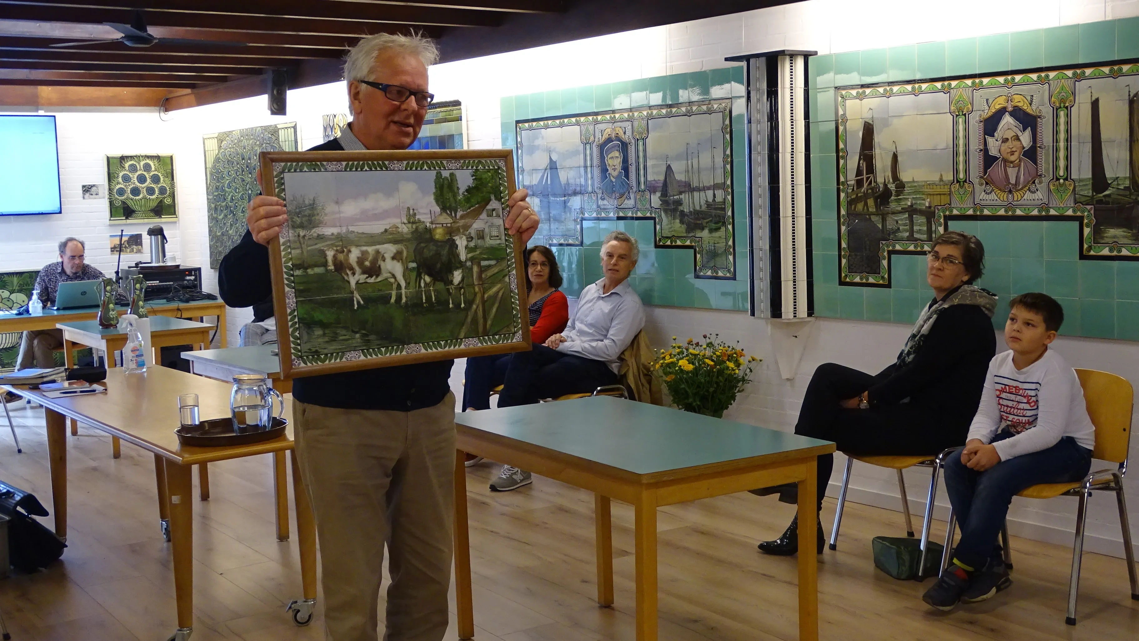 ger de ree toont een tegeltableau tijdens de taxatiedag