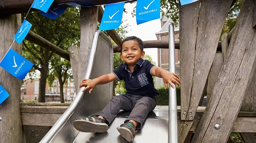 hr jongen op glijbaan klein