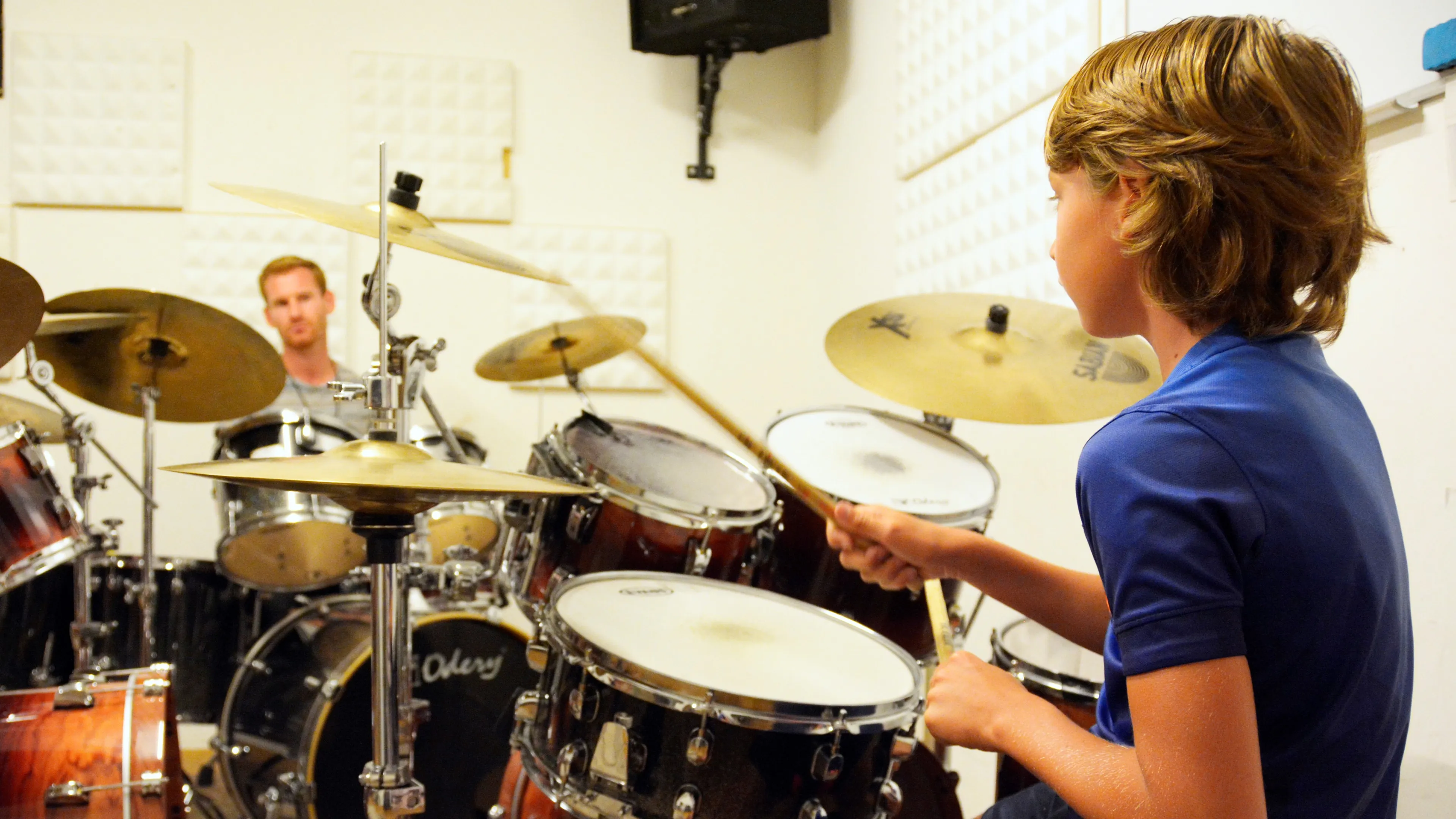 leerling krijgt proefles drums 1
