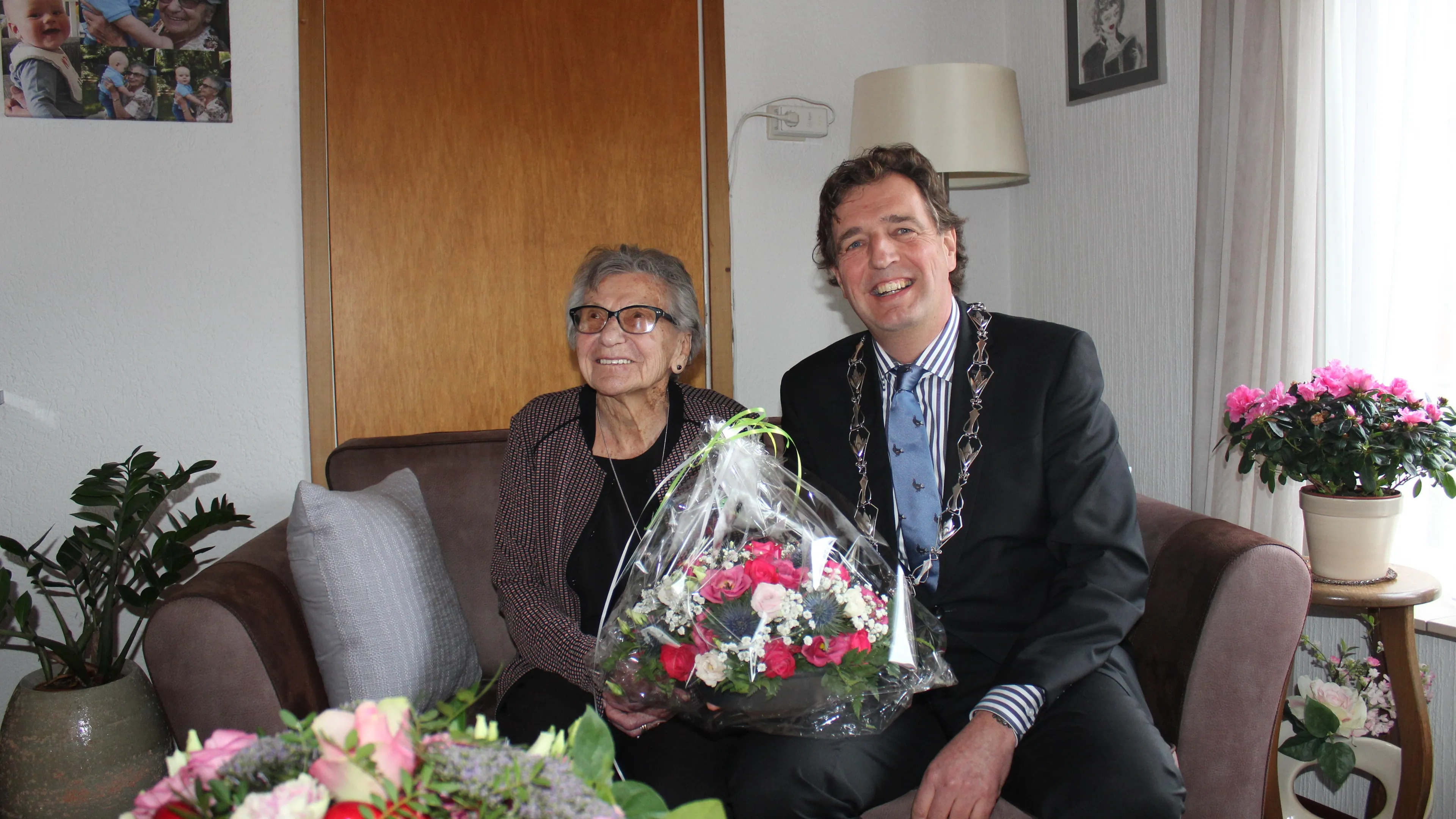 mevrouw van der ven 100 jaar en buregmeester ren verhulst van ede