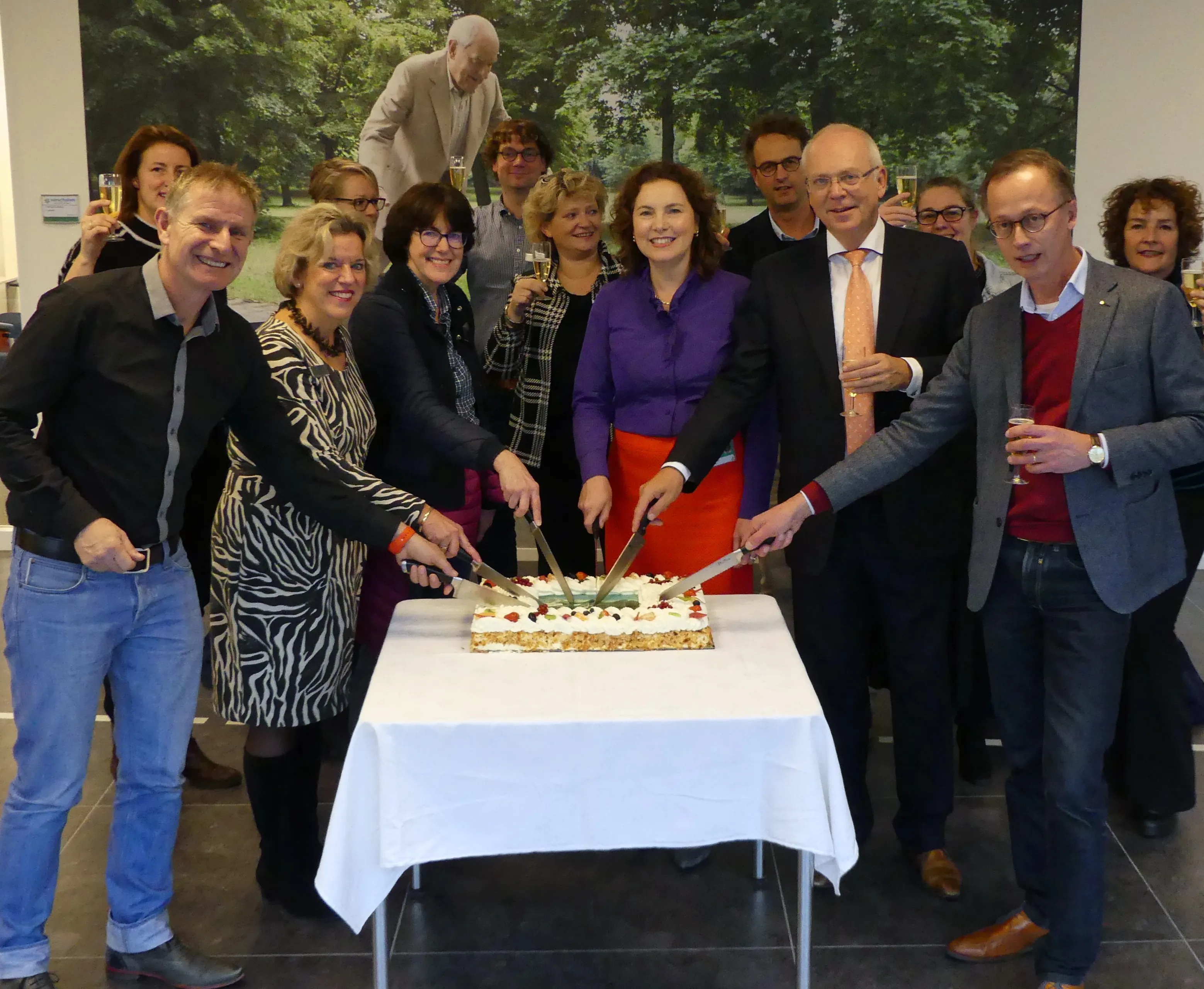 ondertekenaars snijden de taart aan