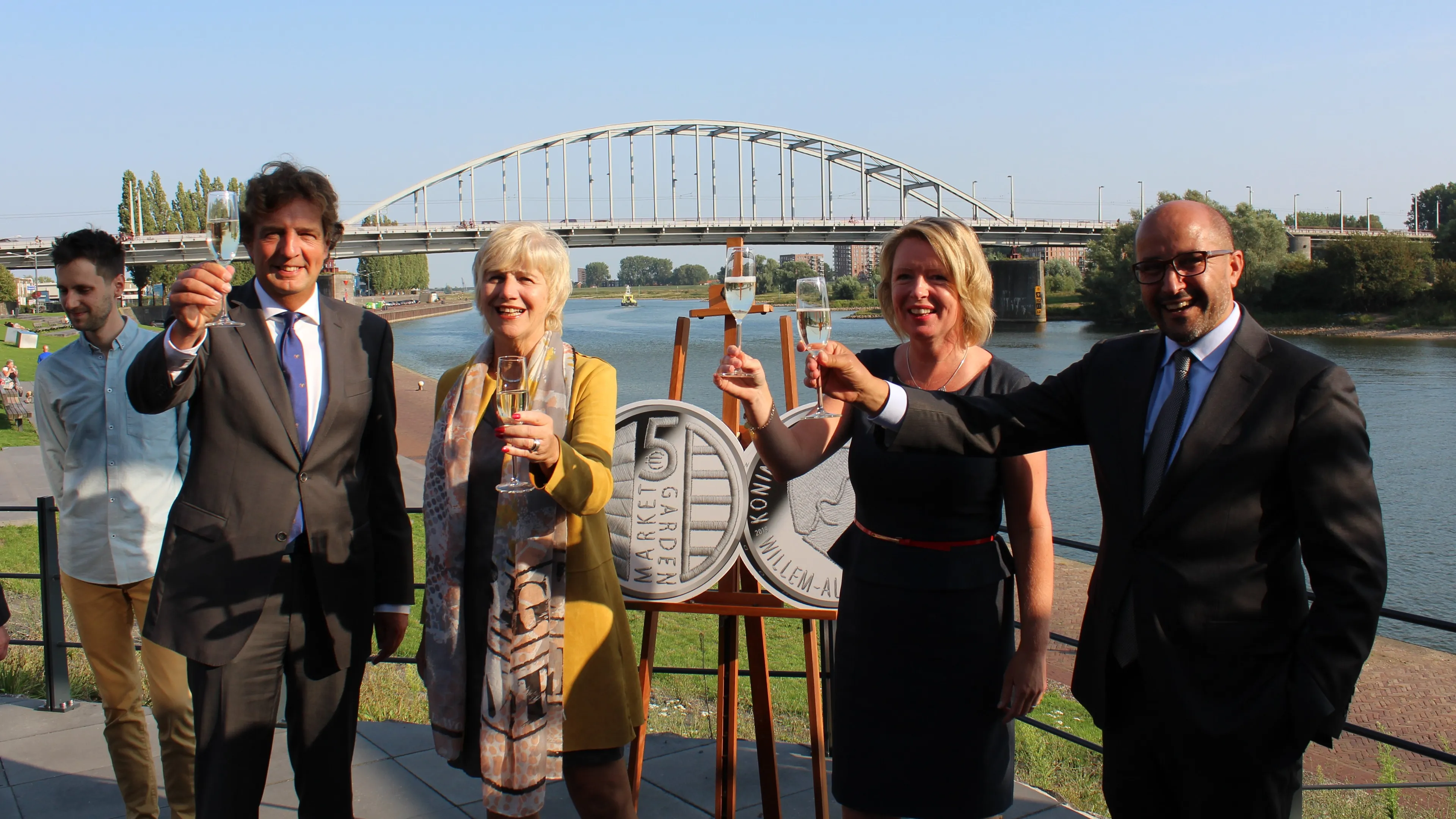 onthulling herdenkings munt door vier burgemeesters chris ouboter